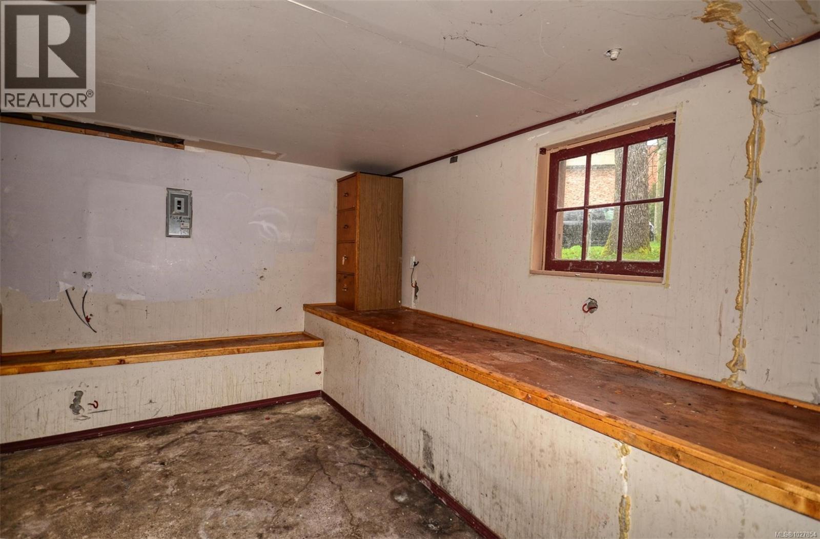  985 Cloverdale Street, Saanich