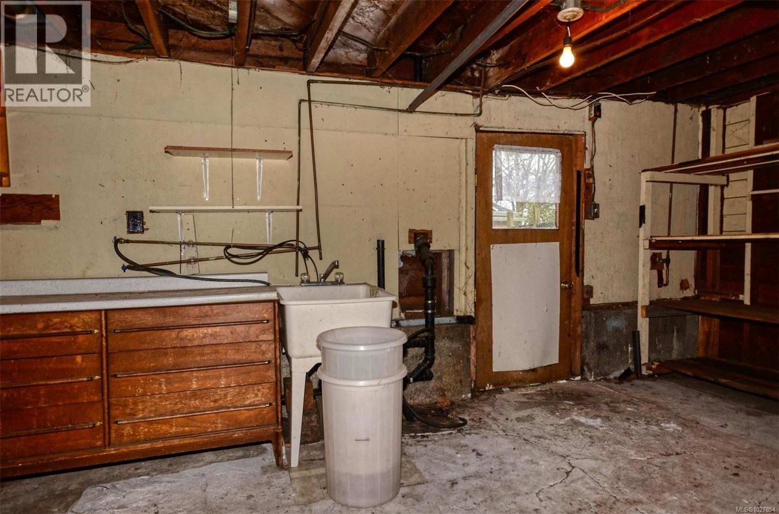  985 Cloverdale Street, Saanich