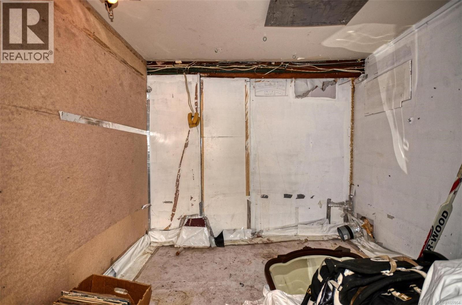  985 Cloverdale Street, Saanich