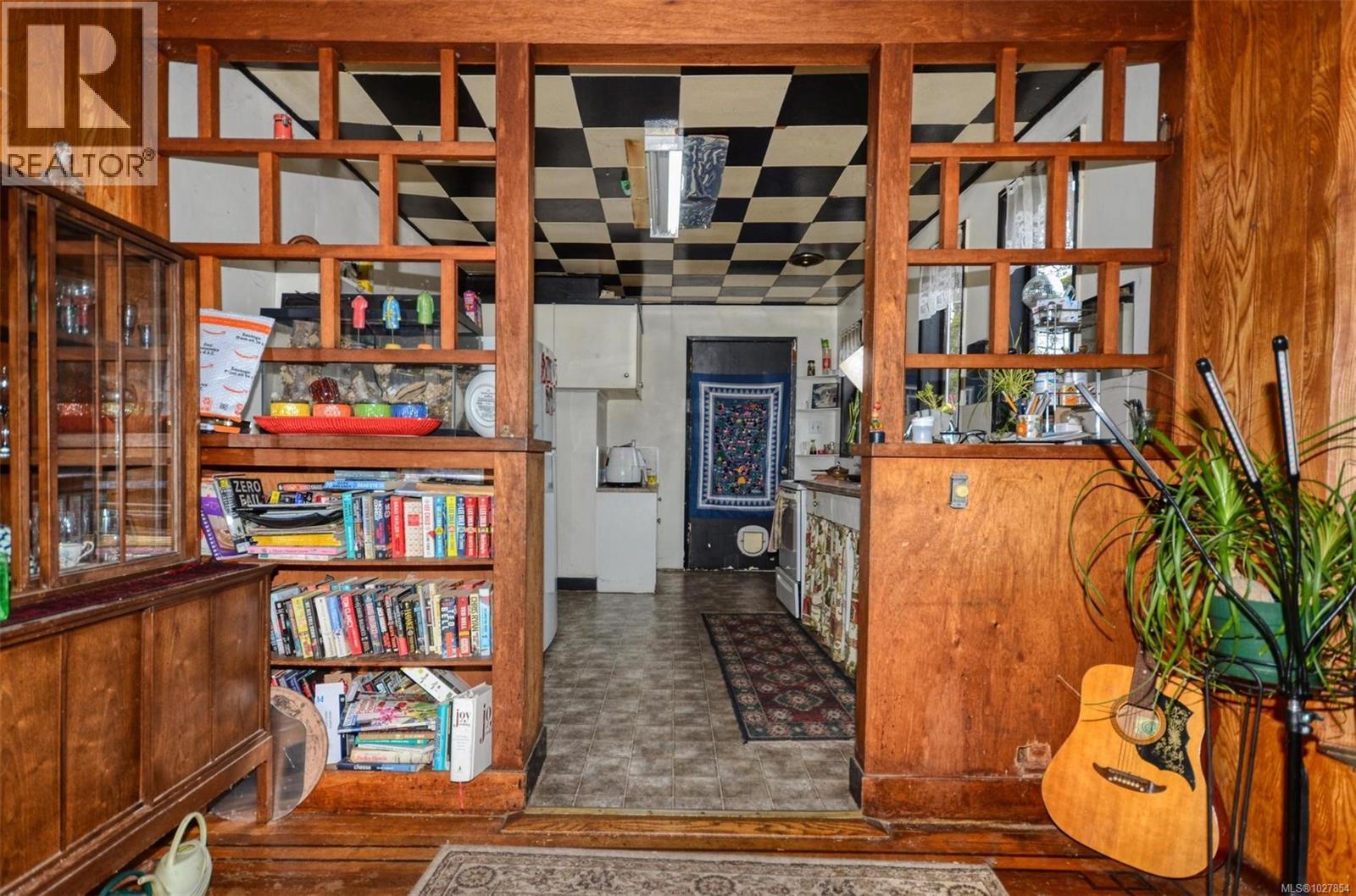  985 Cloverdale Street, Saanich