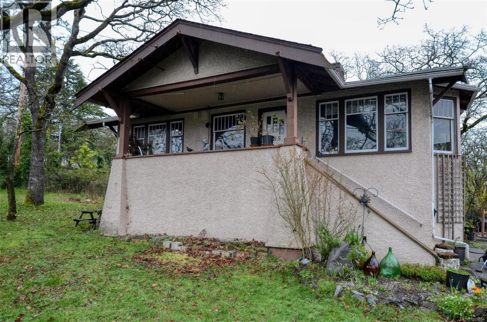 985 Cloverdale St - 1