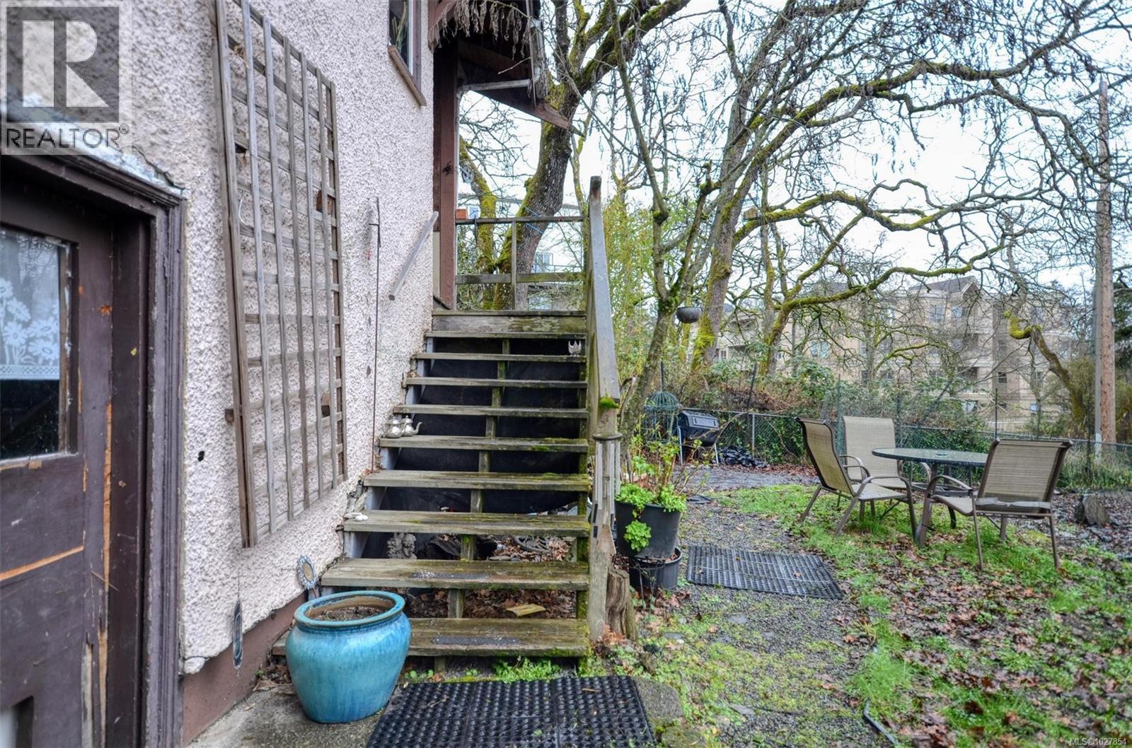  985 Cloverdale Street, Saanich