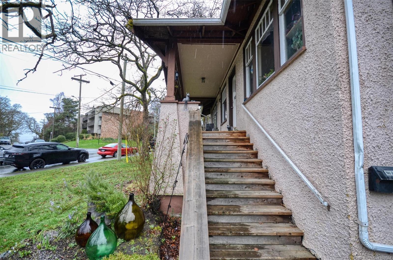  985 Cloverdale Street, Saanich