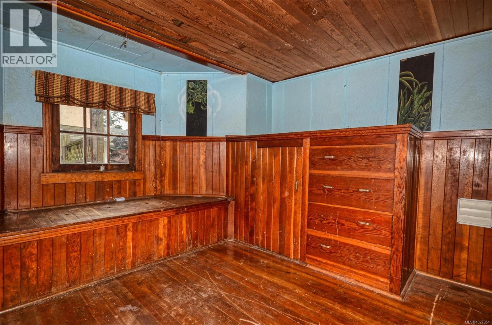  985 Cloverdale Street, Saanich