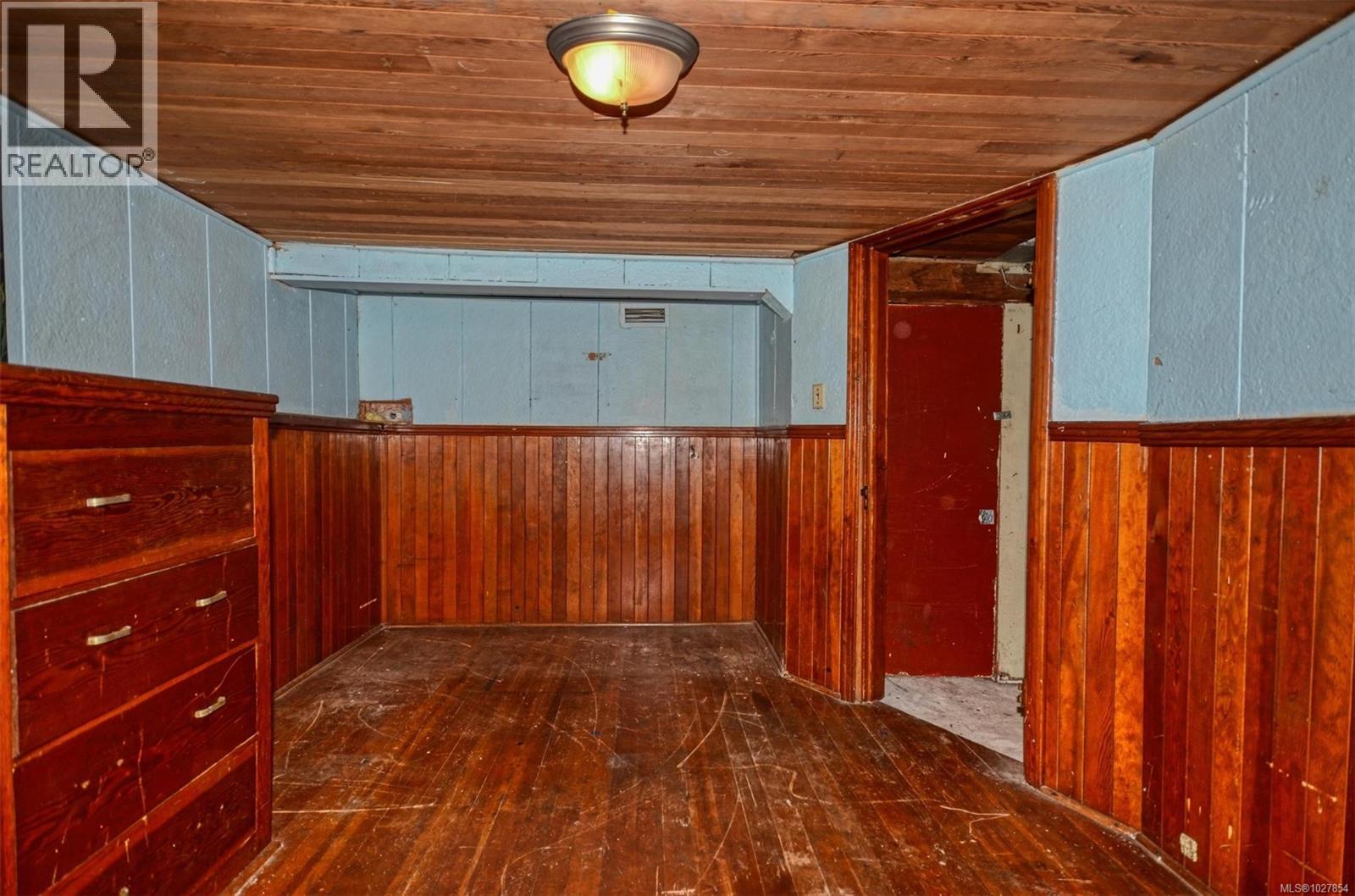  985 Cloverdale Street, Saanich