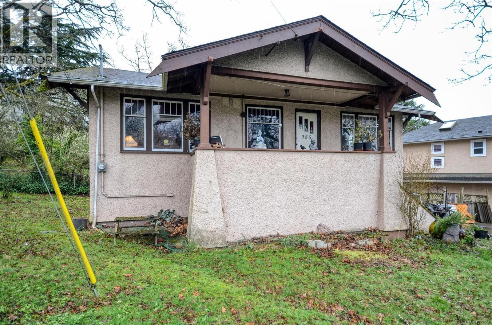  985 Cloverdale Street, Saanich