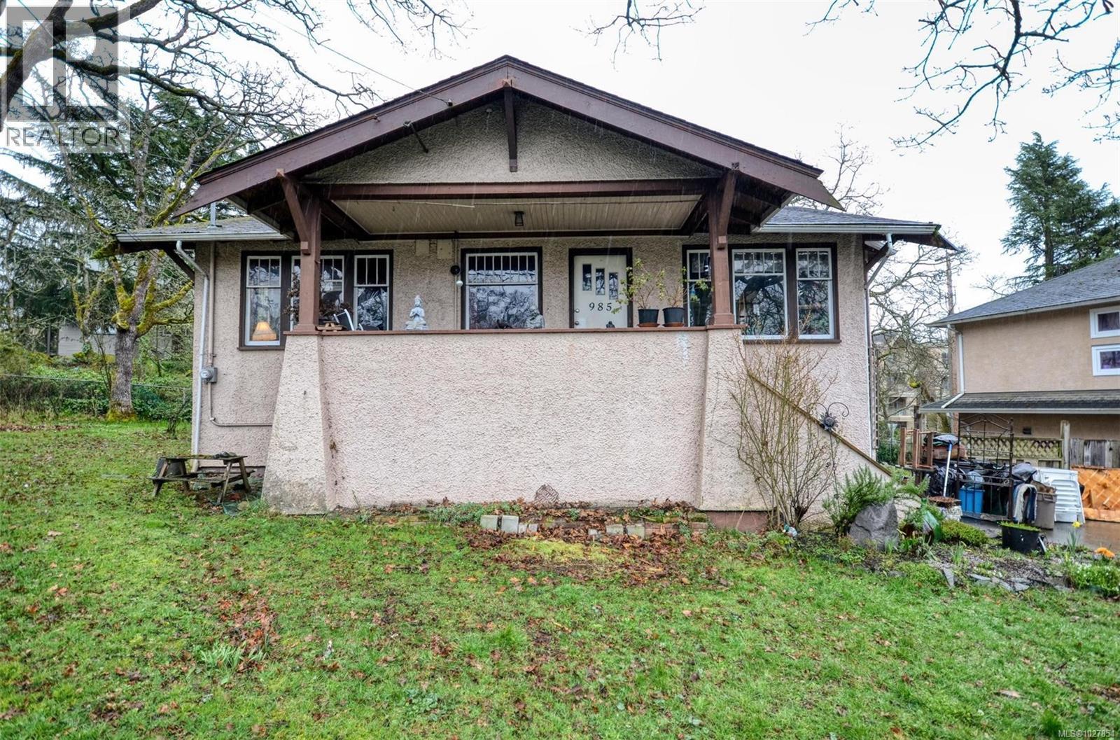  985 Cloverdale Street, Saanich