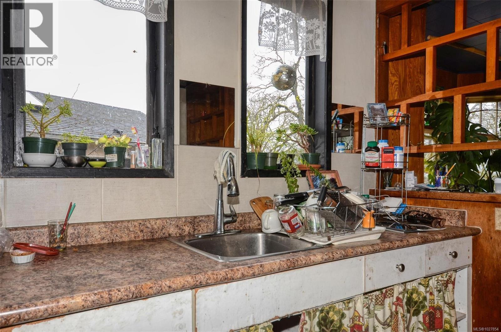  985 Cloverdale Street, Saanich