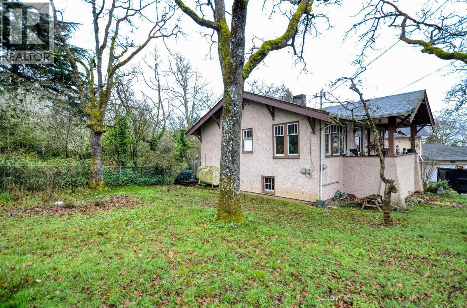  985 Cloverdale Street, Saanich