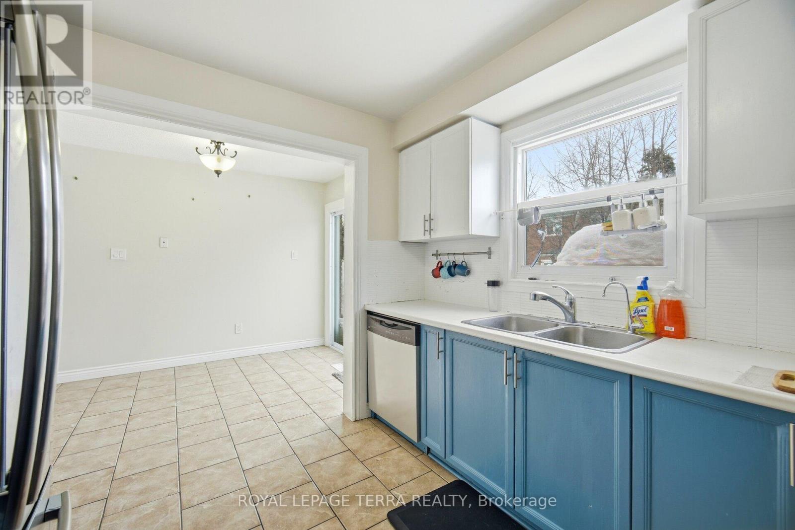 44 CARRUTHERS CRESCENT - 16
