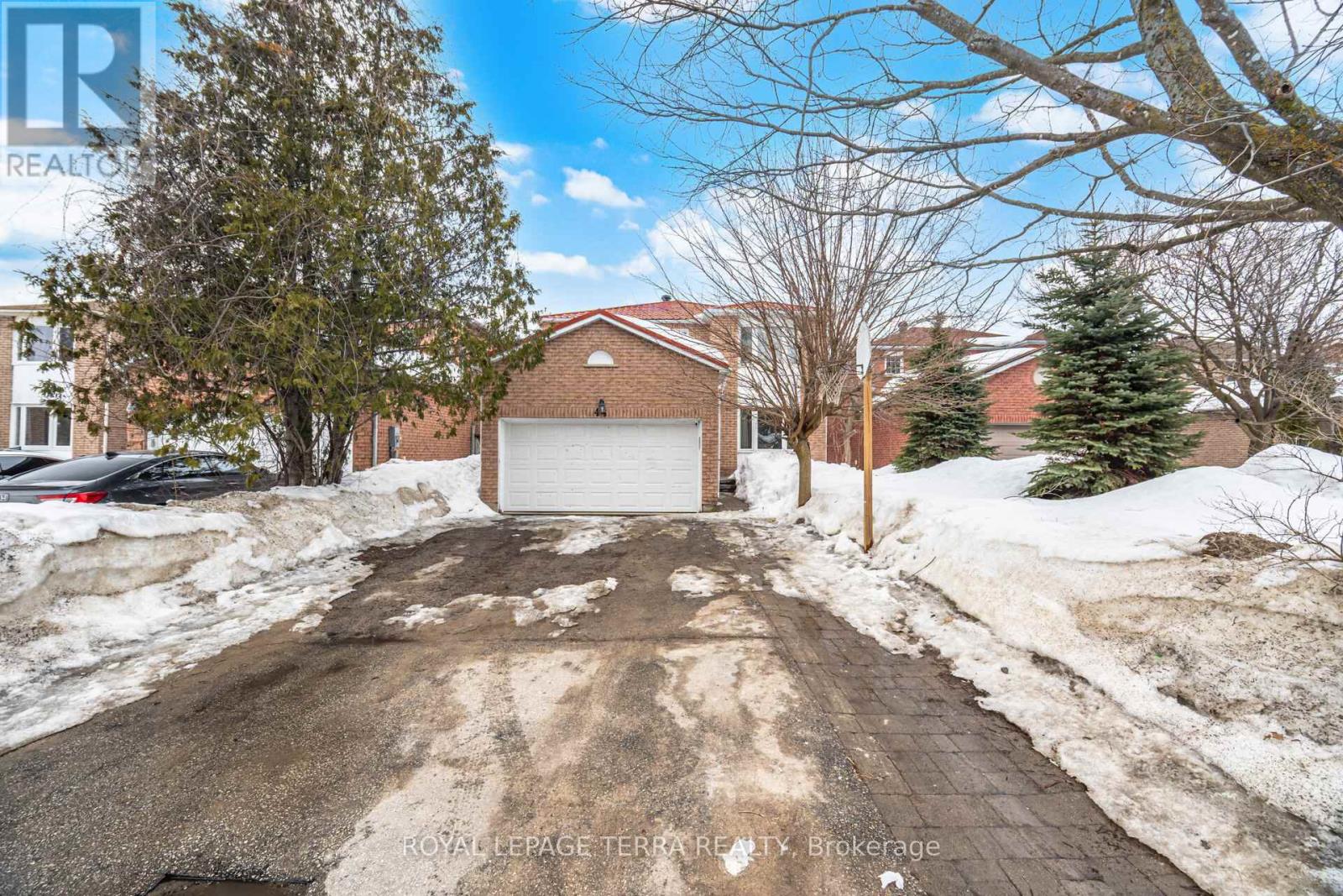 44 CARRUTHERS CRESCENT - 2