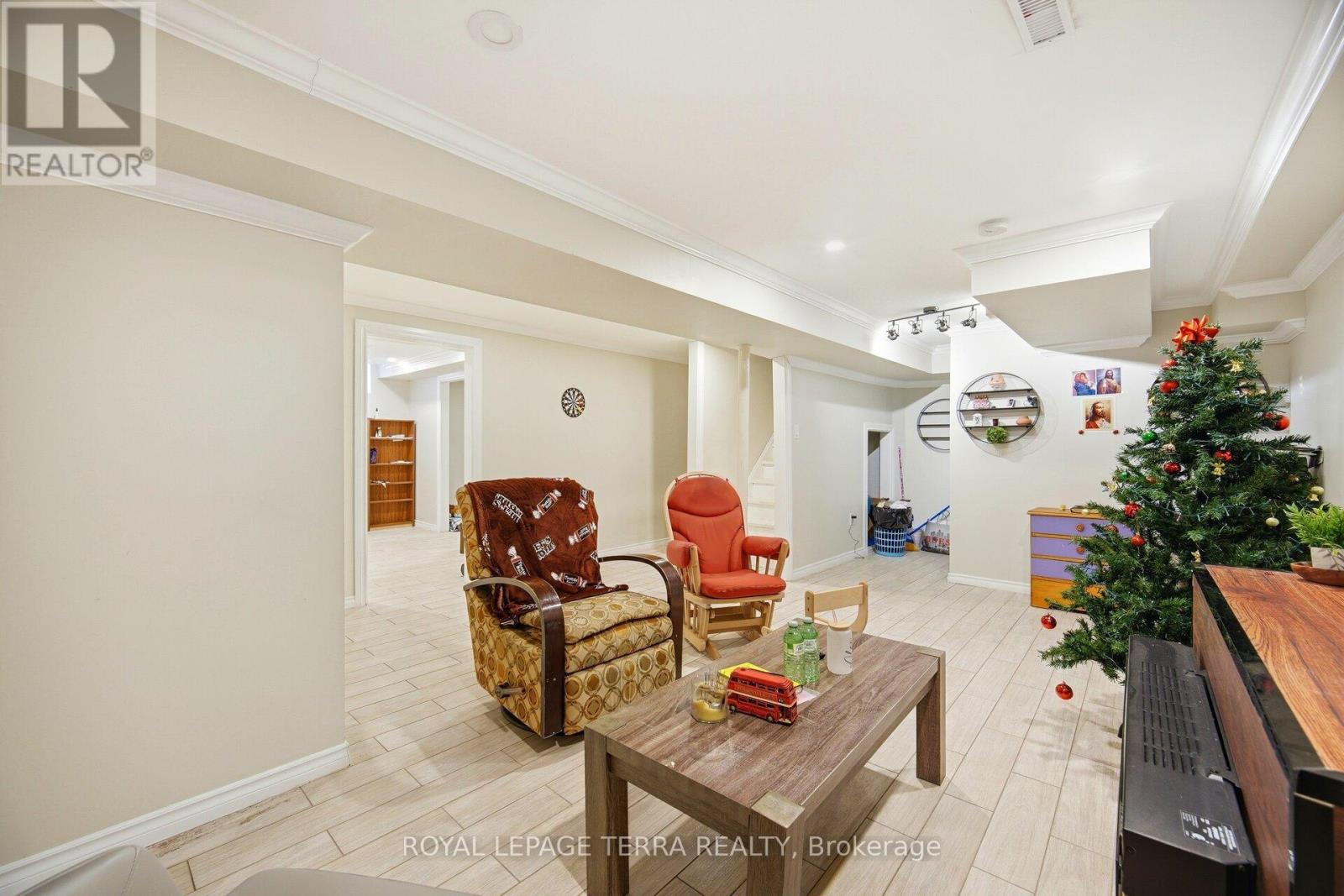 44 CARRUTHERS CRESCENT - 37