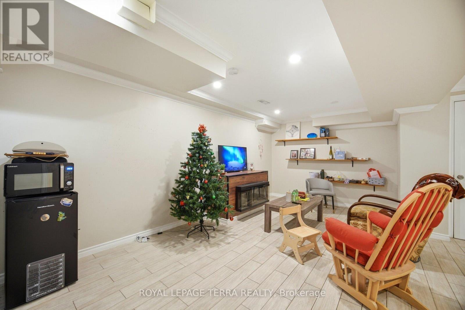 44 CARRUTHERS CRESCENT - 38
