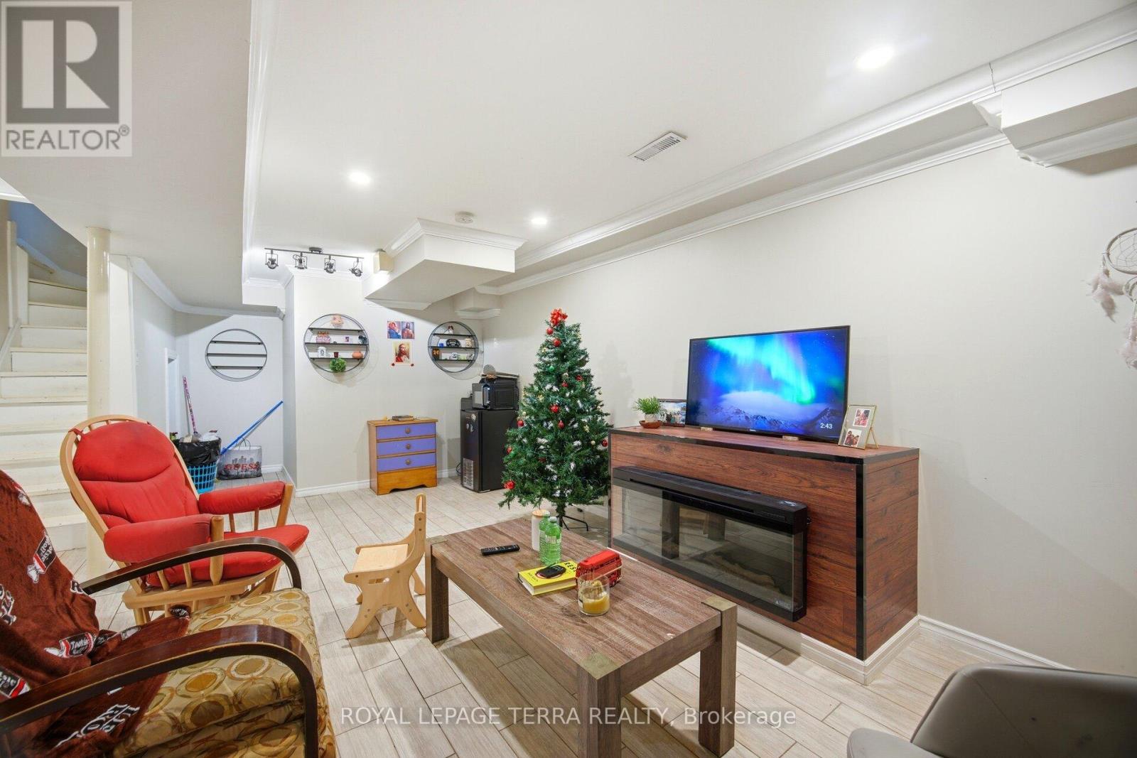 44 CARRUTHERS CRESCENT - 40