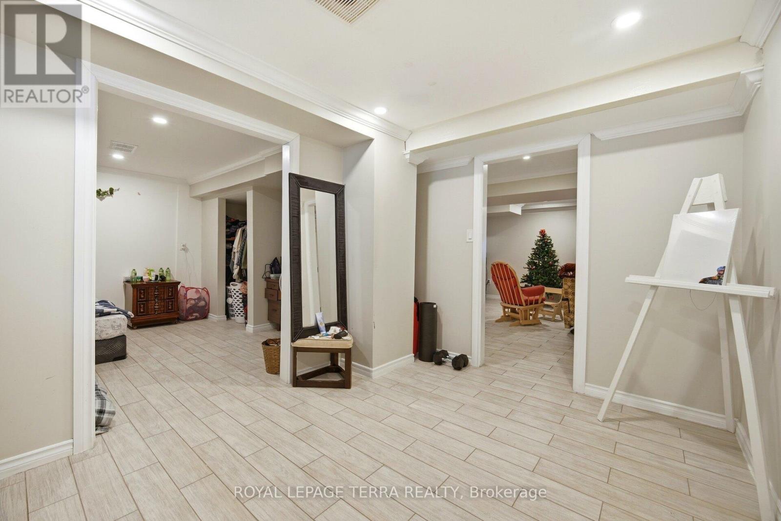44 CARRUTHERS CRESCENT - 42