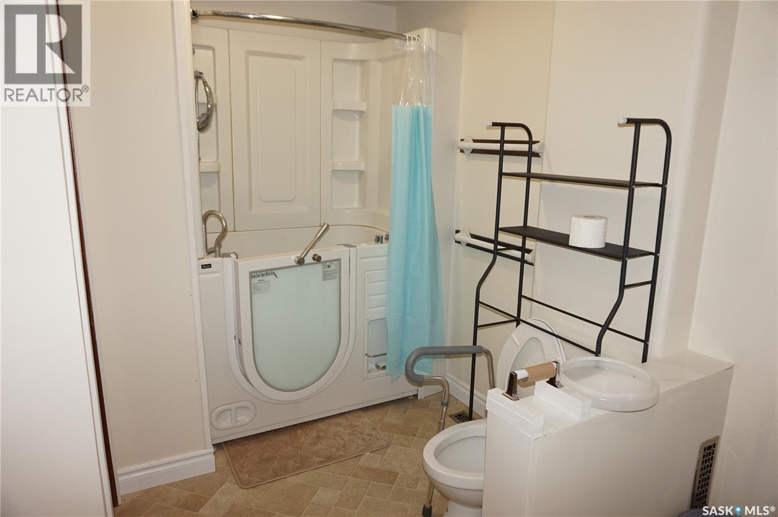 Single Family House Bungalow for Sale in  Rogers PLACE Regina 