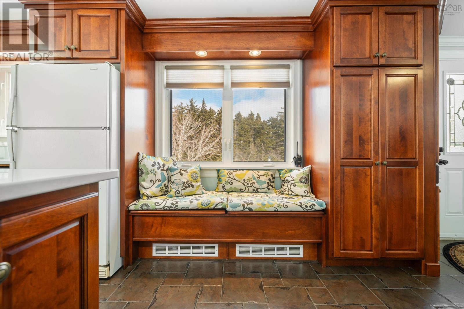 Property 8 of 44 of 9393 Sherbrooke Road