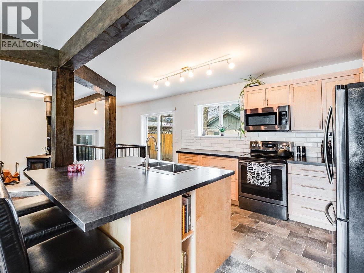 714 Davies Avenue, Salmo