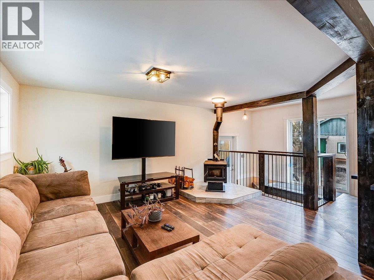 714 Davies Avenue, Salmo