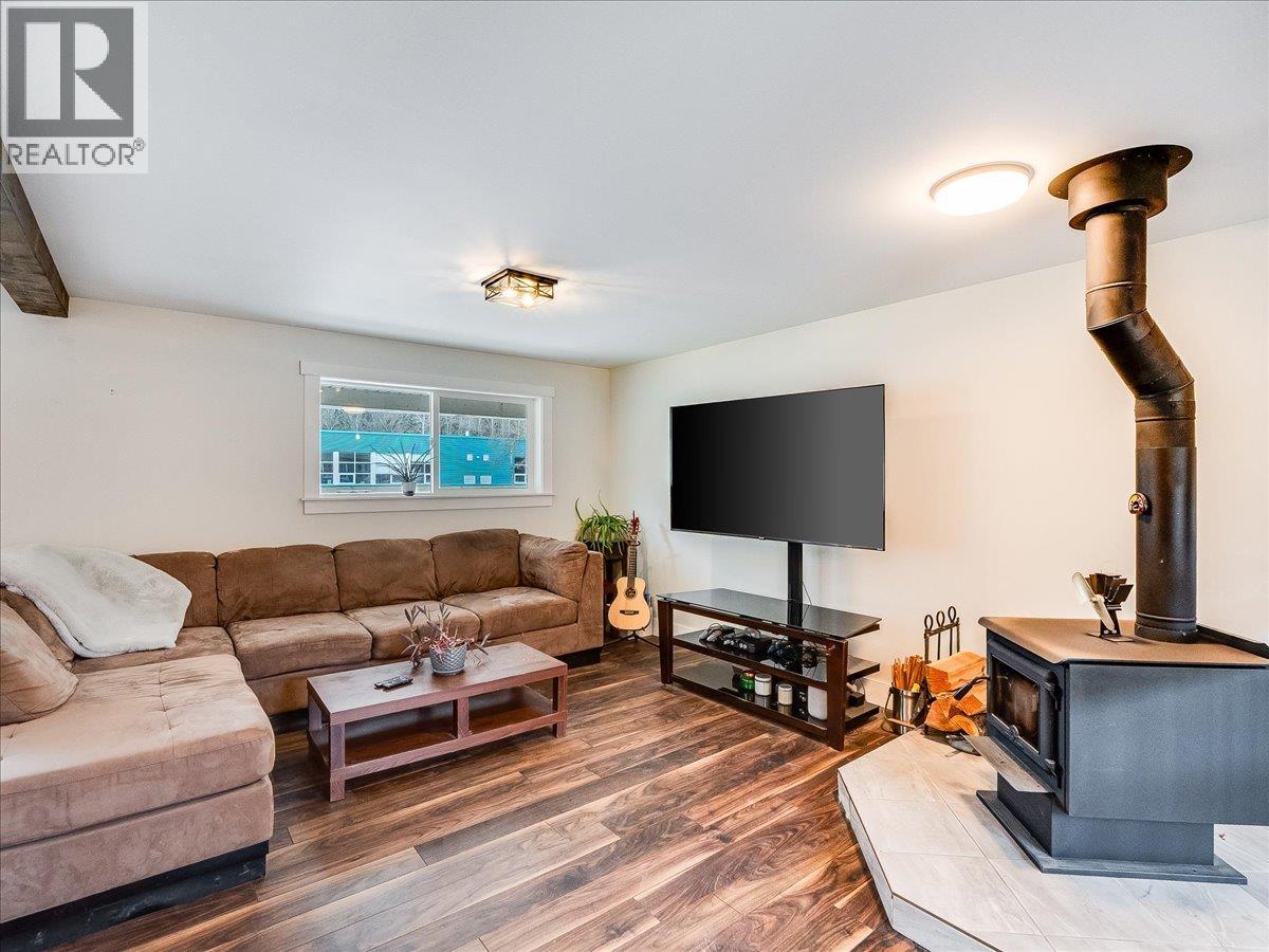 714 Davies Avenue, Salmo