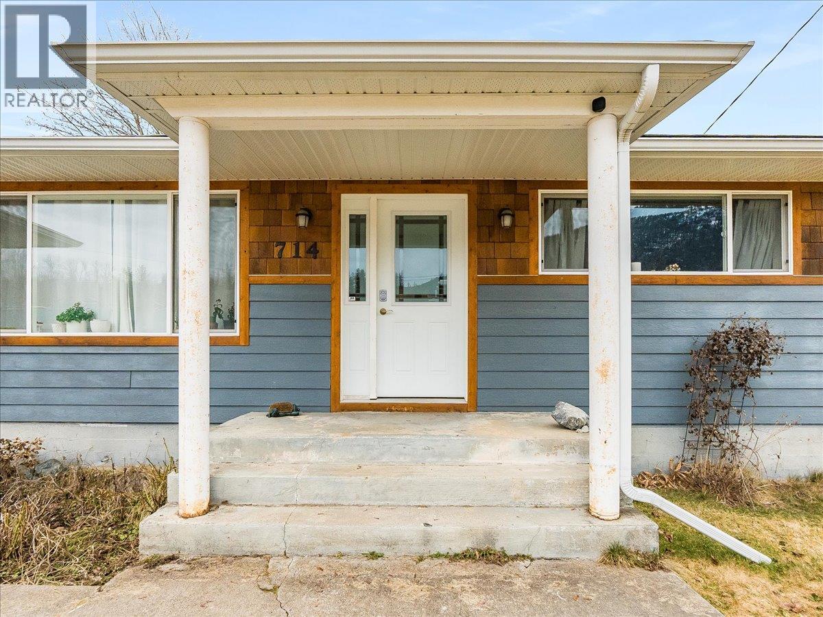 714 Davies Avenue, Salmo