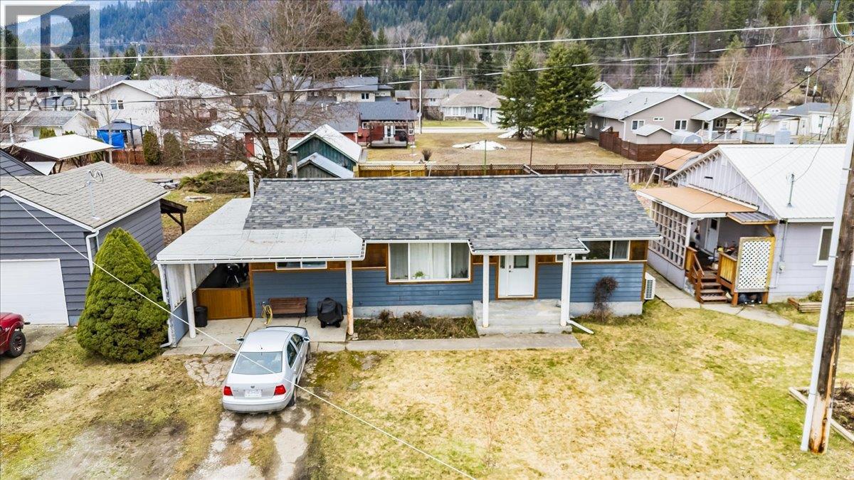 714 Davies Avenue, Salmo