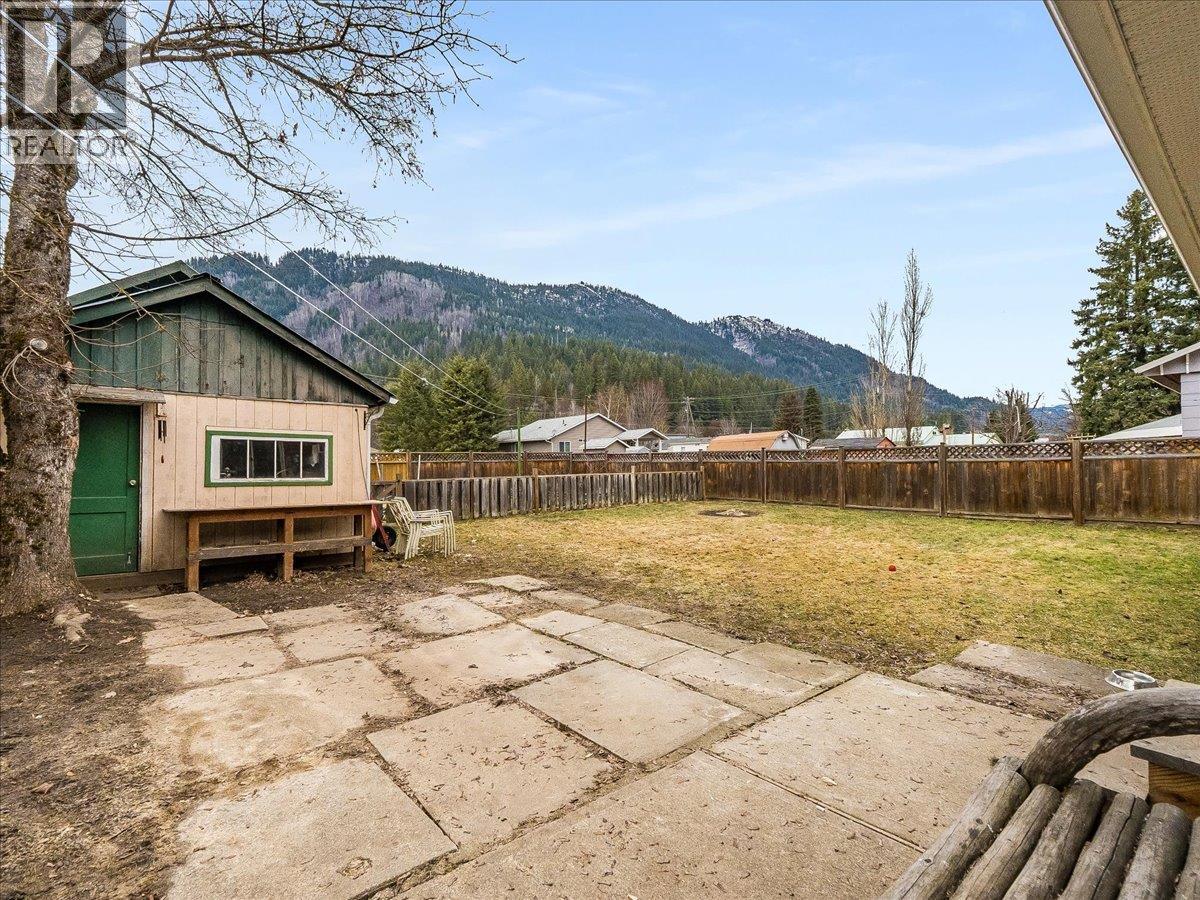 714 Davies Avenue, Salmo