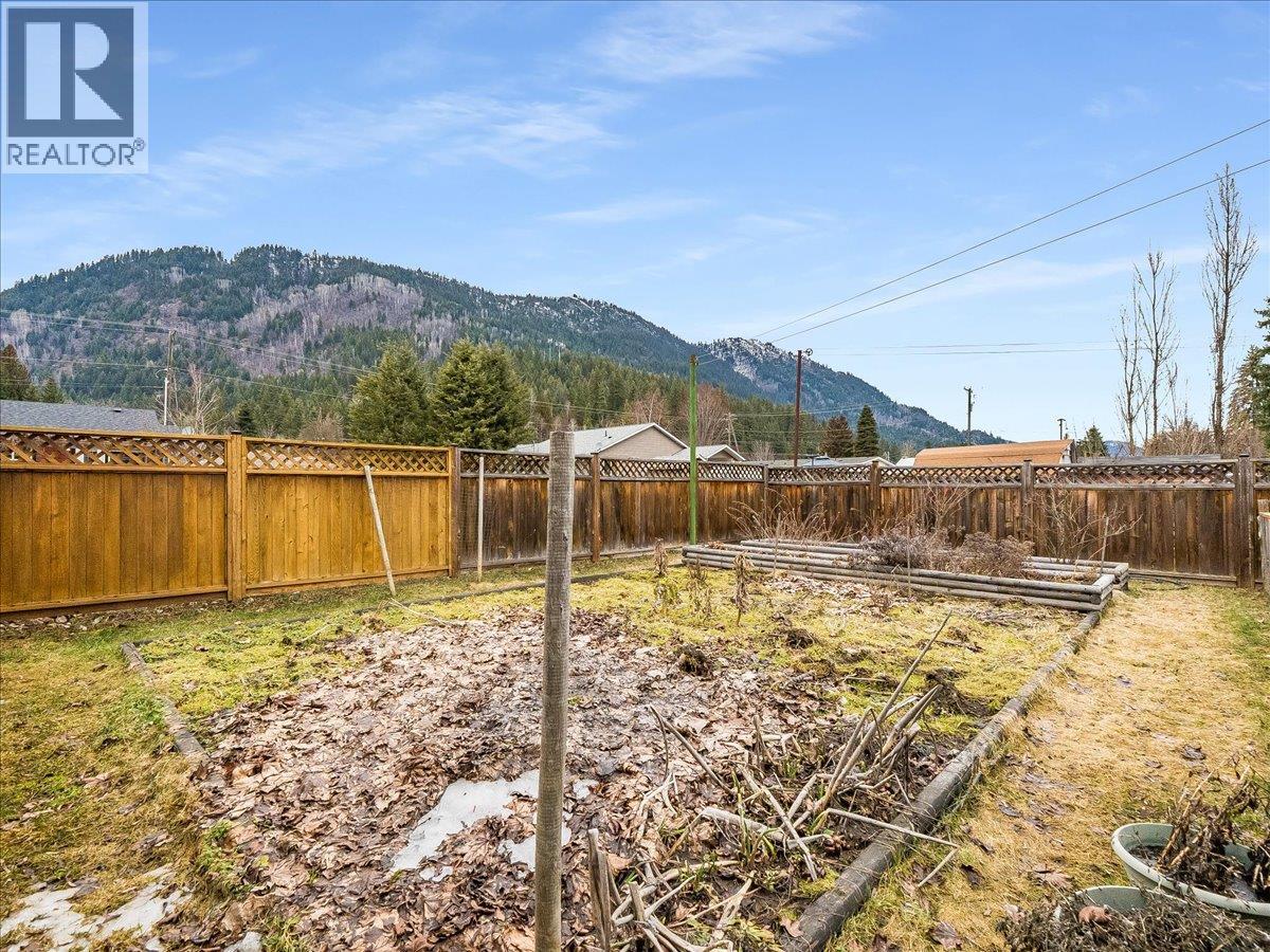 714 Davies Avenue, Salmo