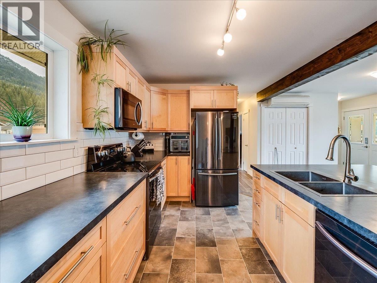 714 Davies Avenue, Salmo