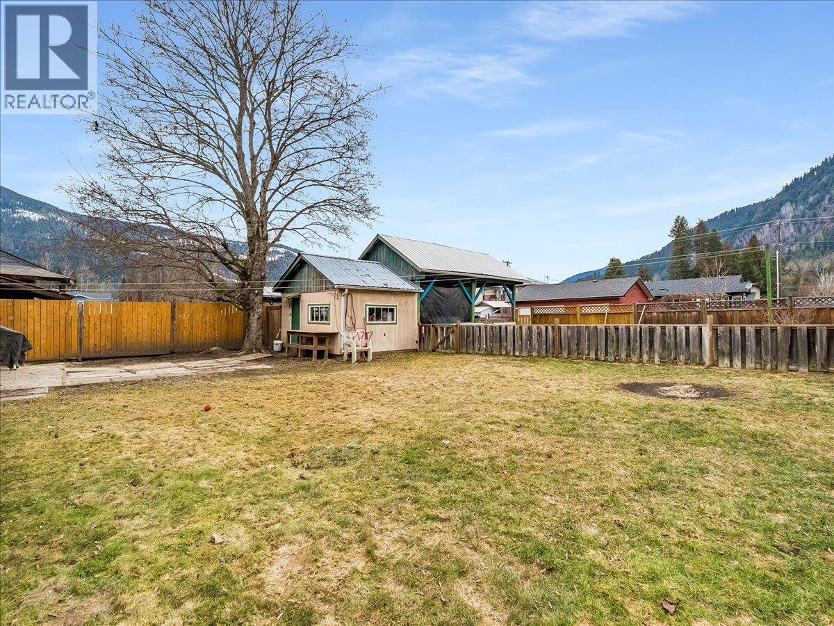 714 Davies Avenue, Salmo