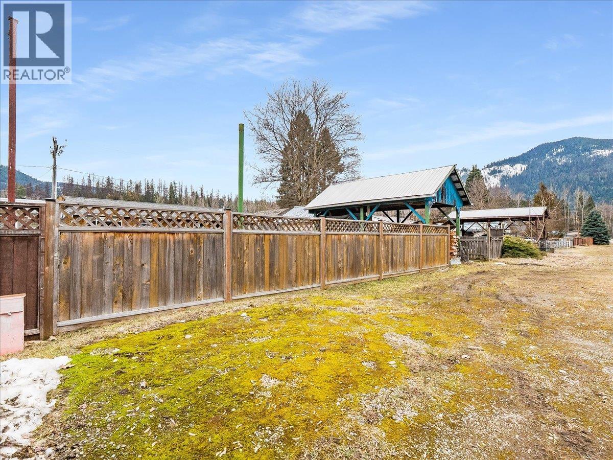 714 Davies Avenue, Salmo