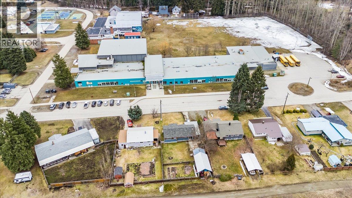 714 Davies Avenue, Salmo