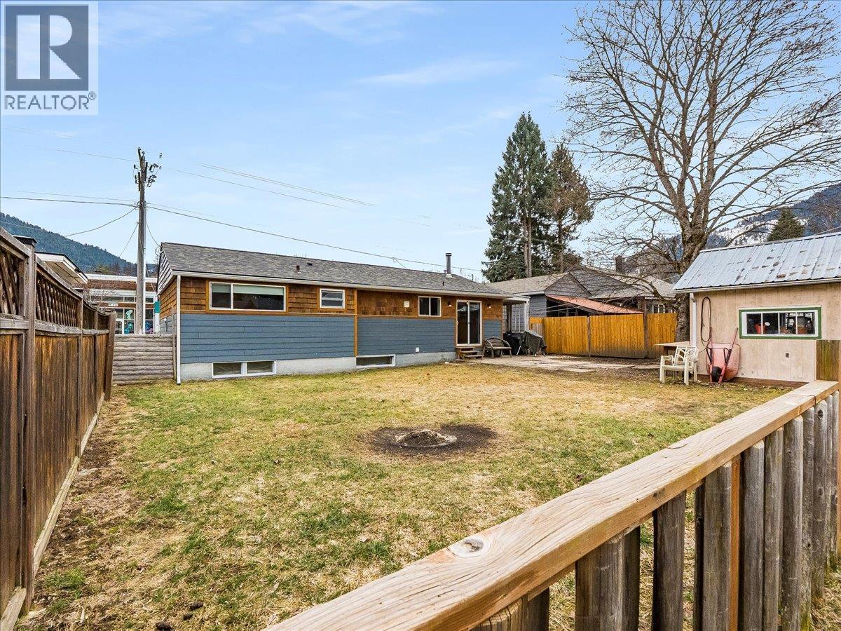 714 Davies Avenue, Salmo