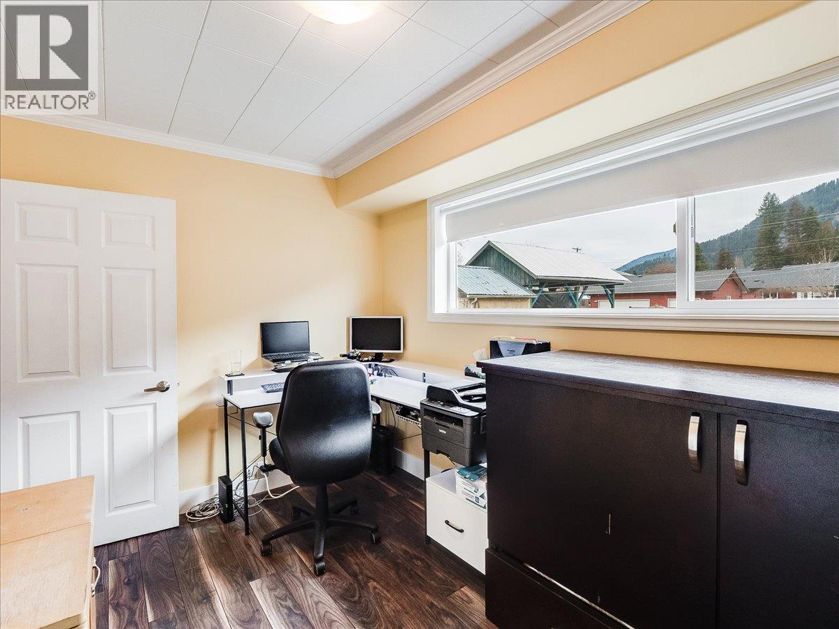 714 Davies Avenue, Salmo