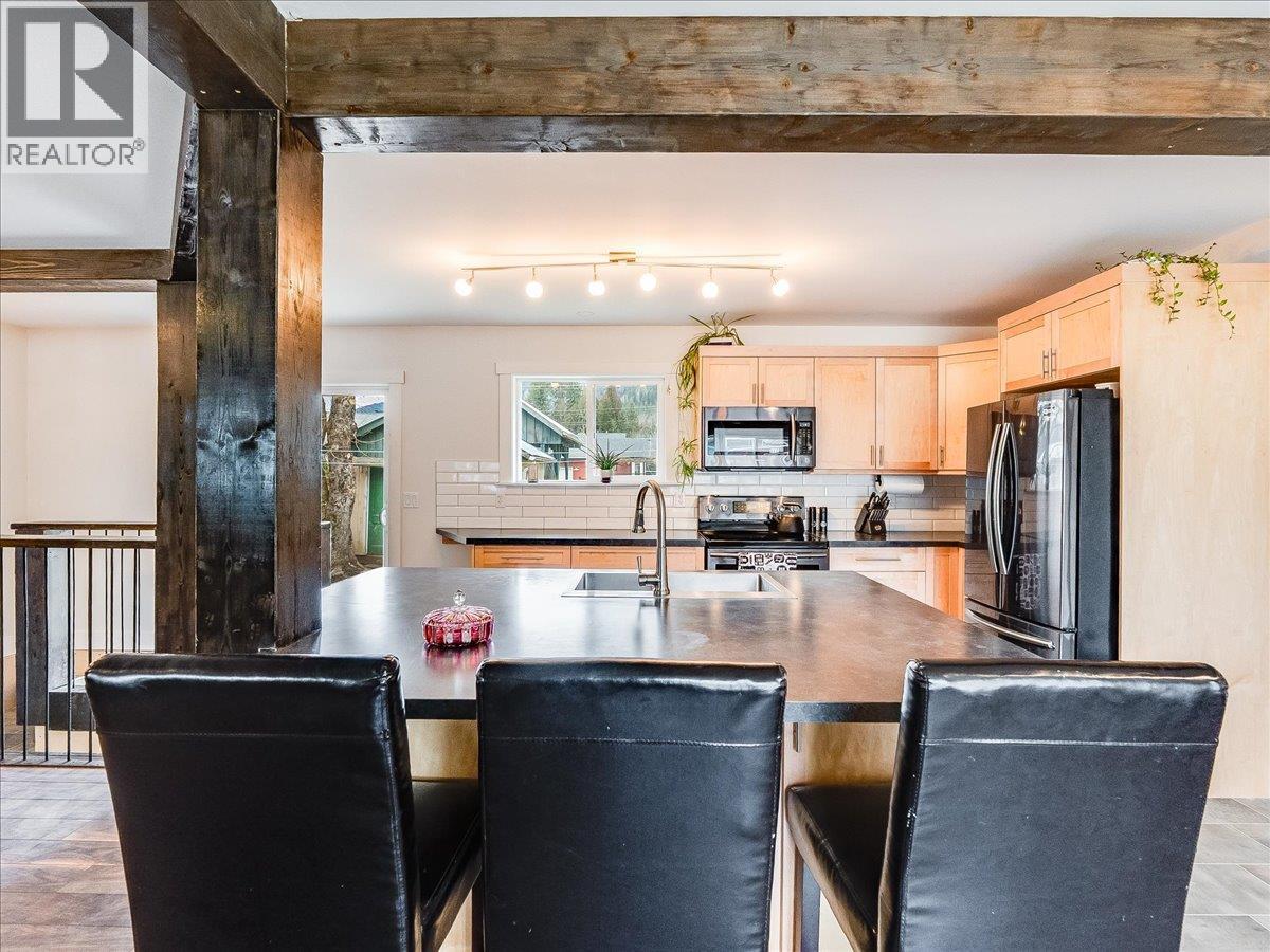 714 Davies Avenue, Salmo