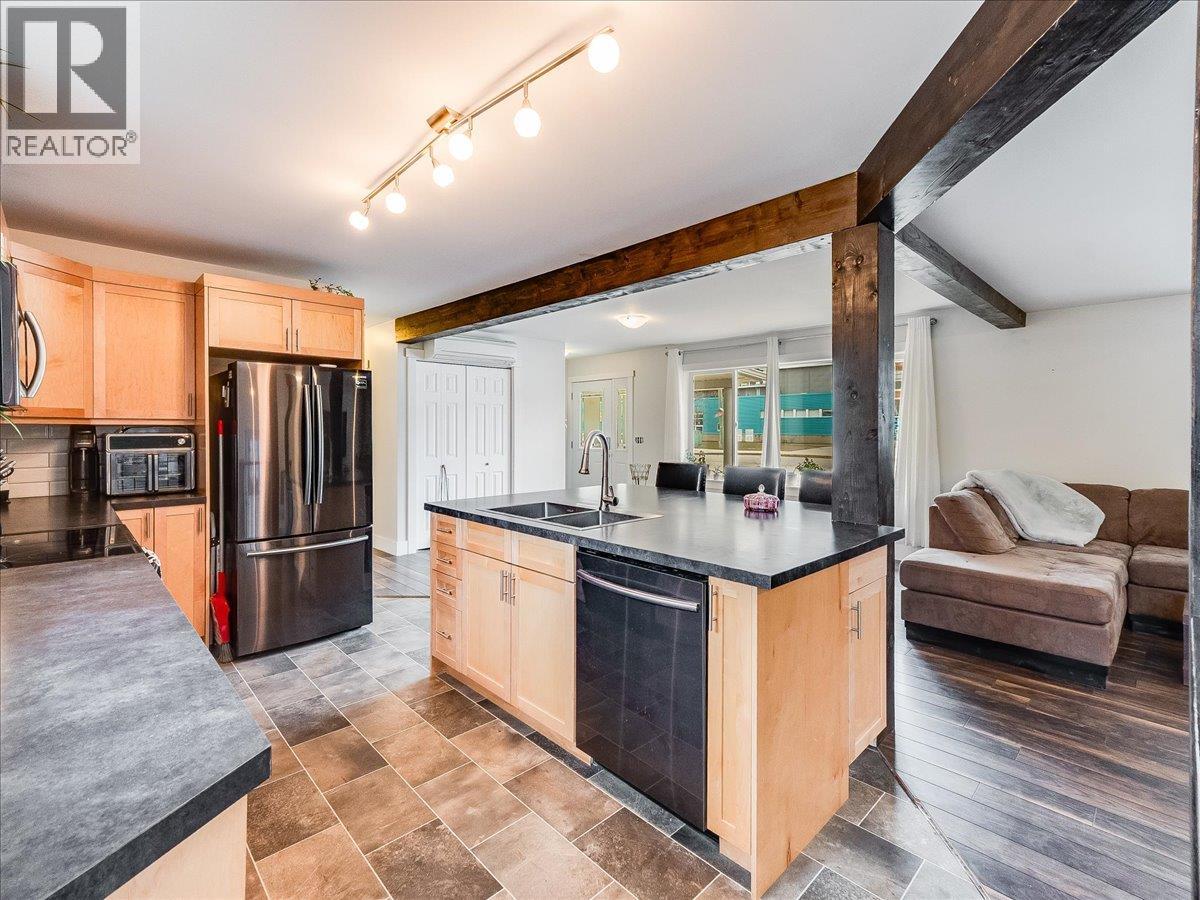 714 Davies Avenue, Salmo