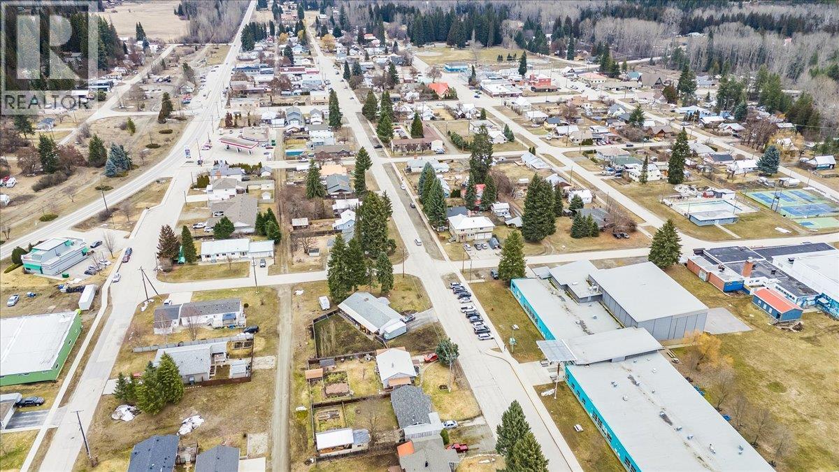 714 Davies Avenue, Salmo