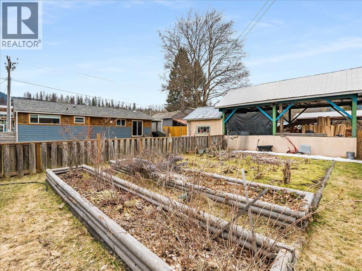 714 Davies Avenue, Salmo