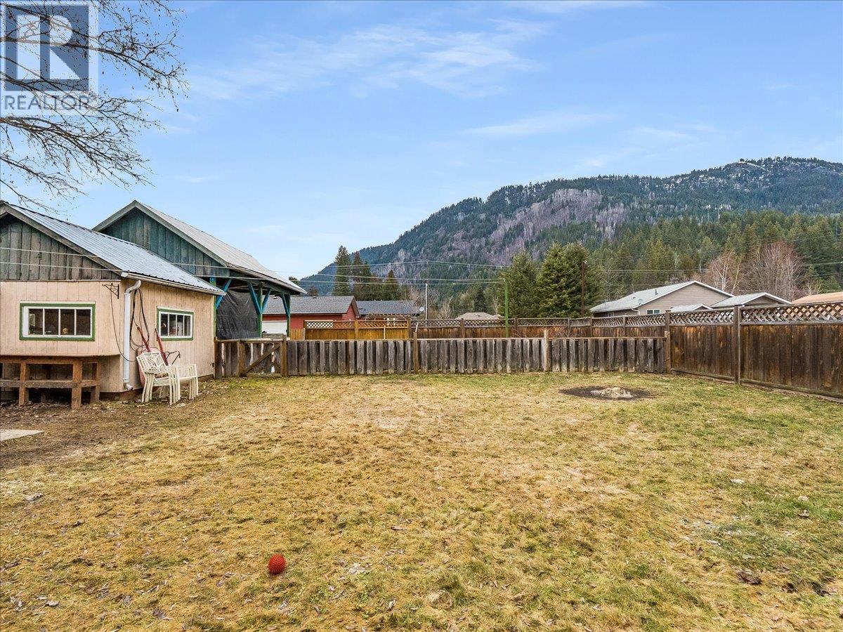 714 Davies Avenue, Salmo