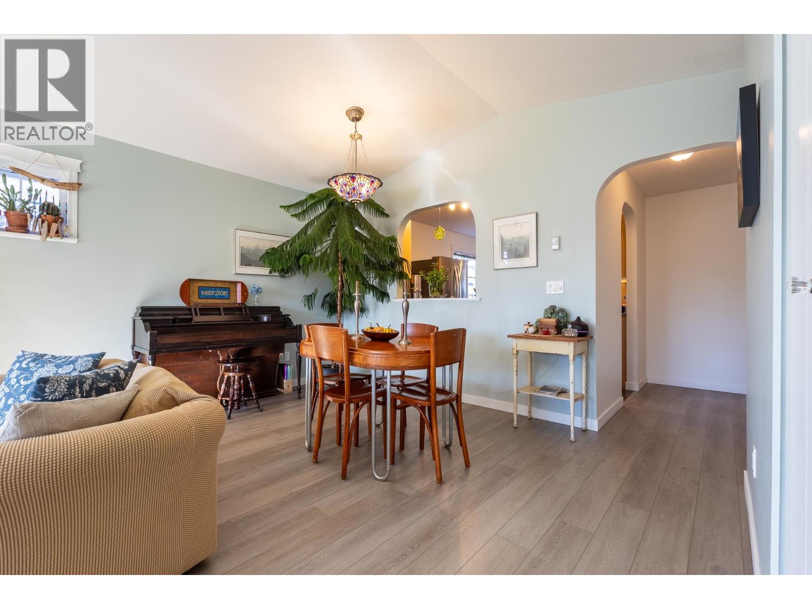 6270 HOMESTEAD AVENUE, Sechelt