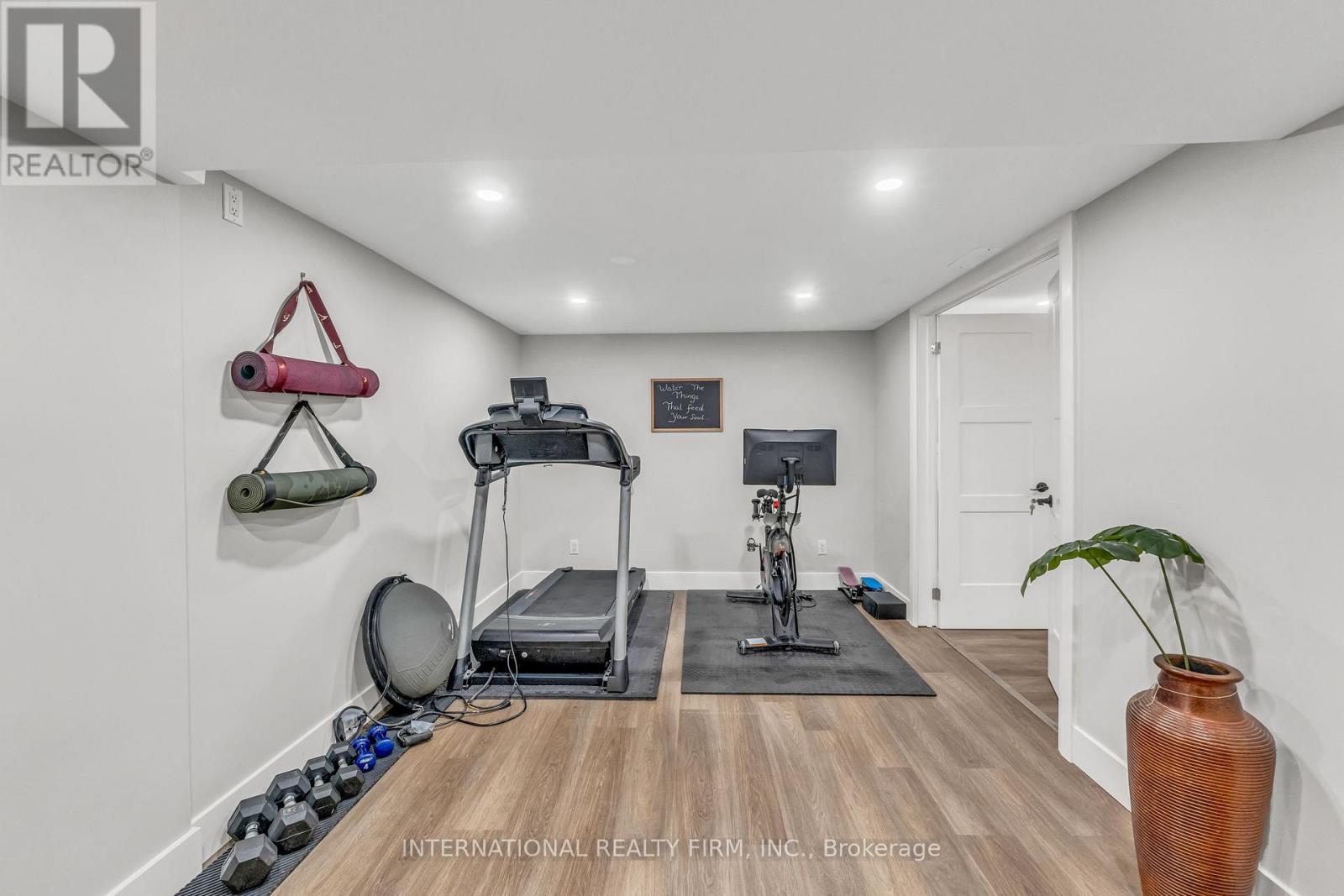 1049 INDIAN RD ROAD - 30
