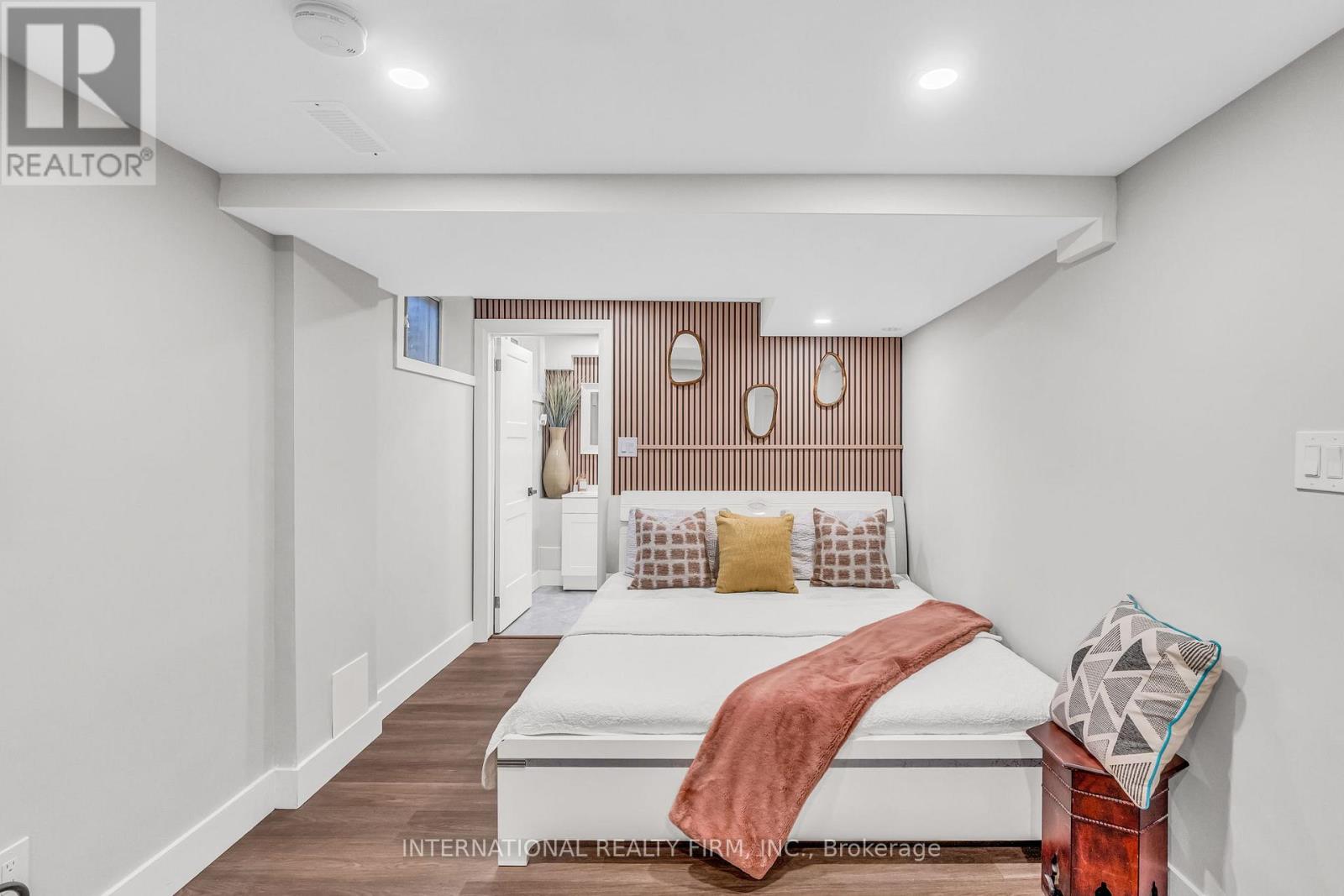 1049 INDIAN RD ROAD - 32