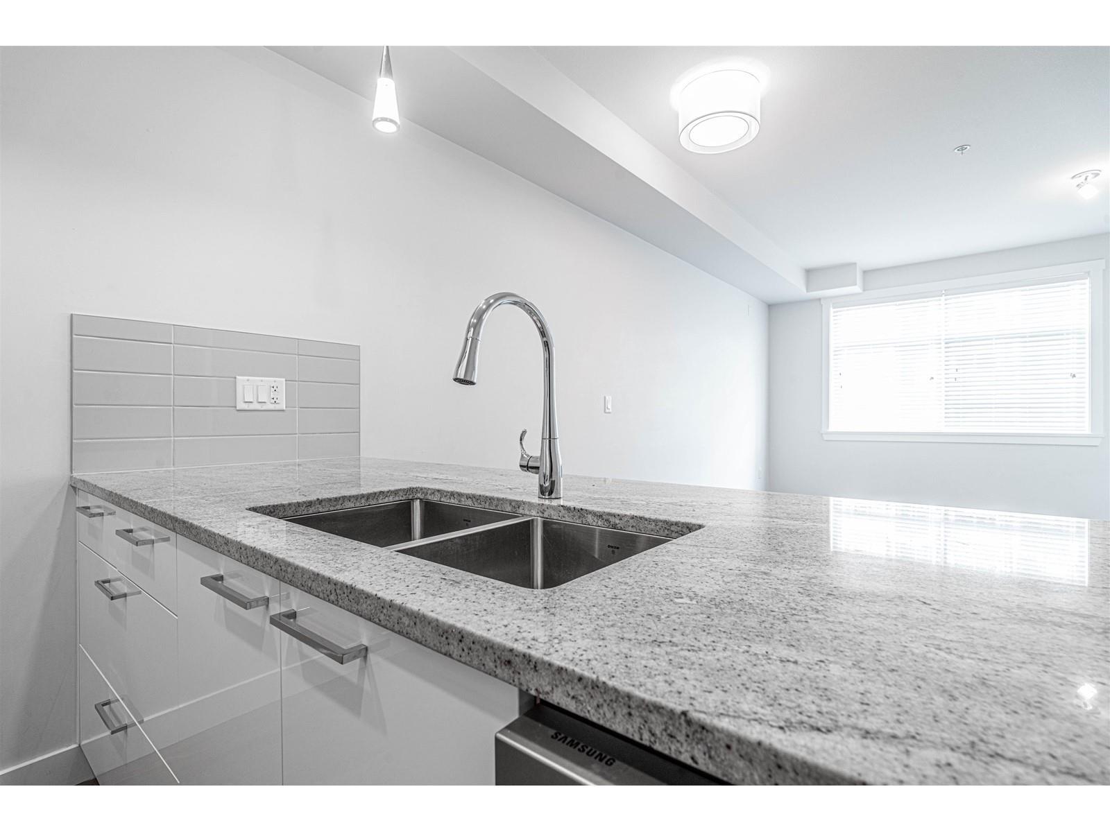 214 20696 EASTLEIGH Crescent - photo 2