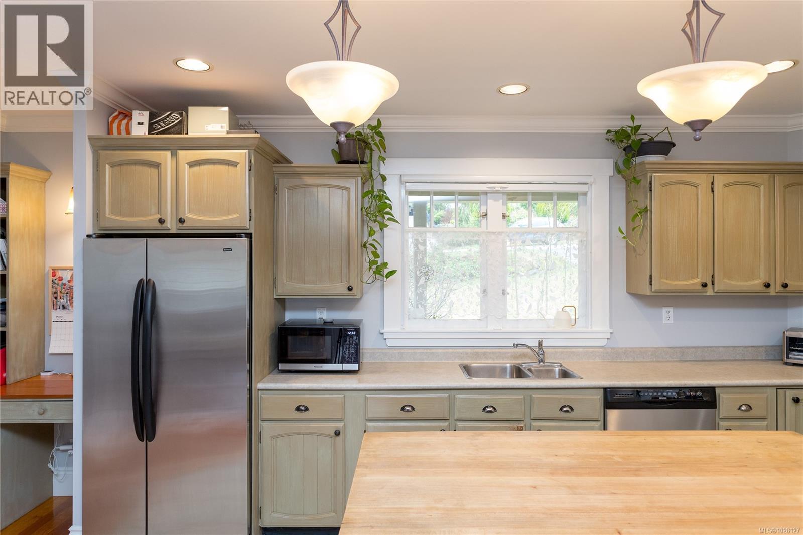 758 Newbury St - 13