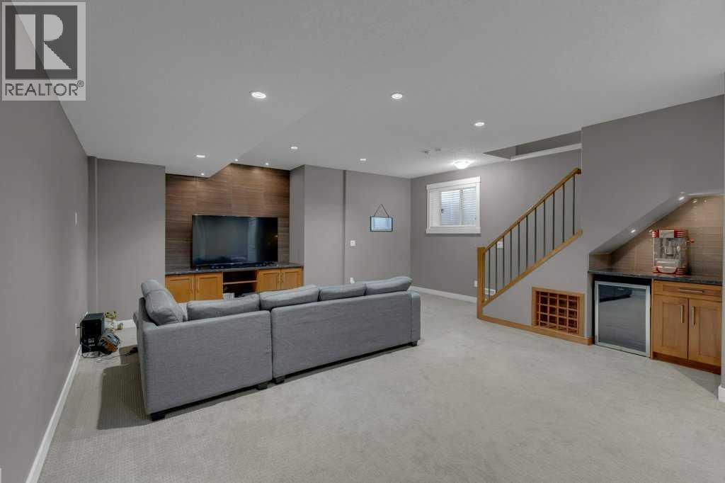 Single Family House for Sale in   Avenue NW Bowness Calgary 