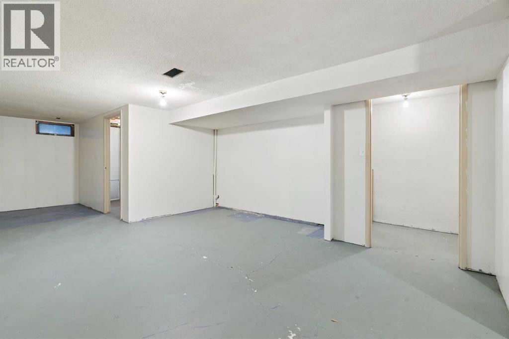 Single Family House for Sale in  Shawmeadows Close SW Shawnessy Calgary 