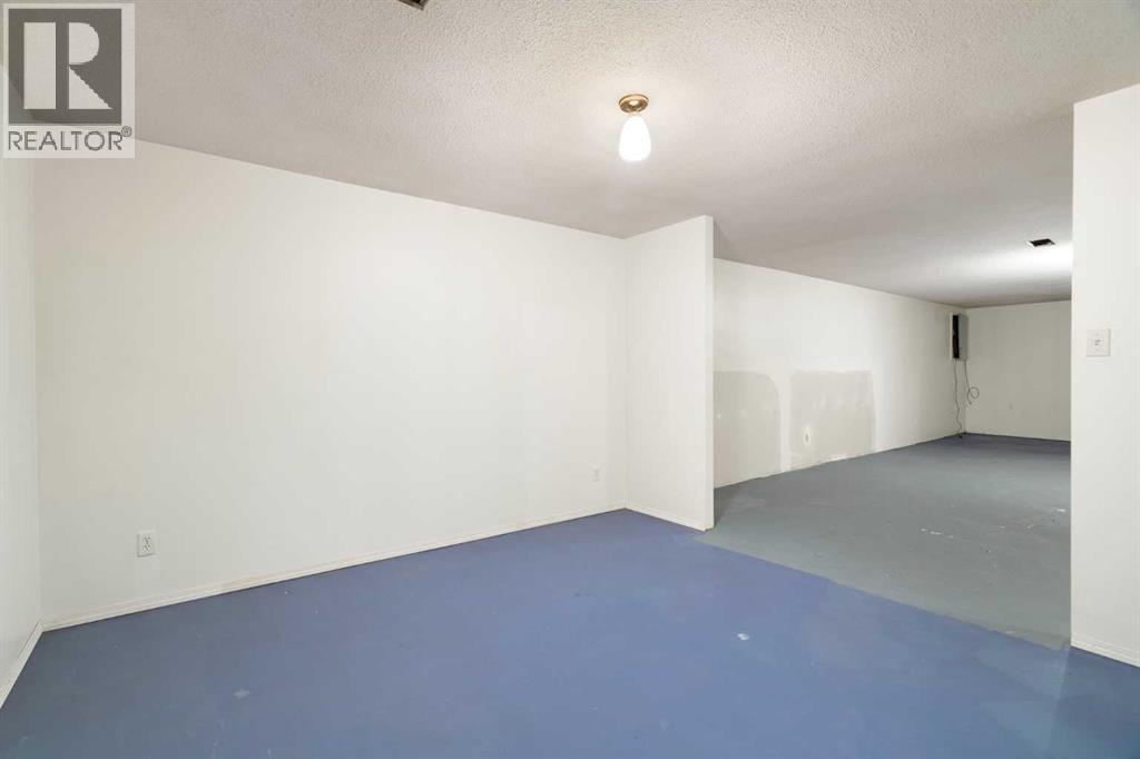 Single Family House for Sale in  Shawmeadows Close SW Shawnessy Calgary 