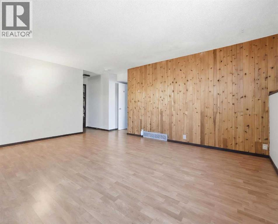 Single Family House 4 Level for Sale in  Berkley Crescent NW Beddington Heights Calgary 