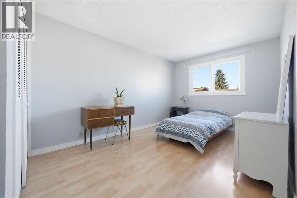 Single Family House 4 Level for Sale in  Berkley Crescent NW Beddington Heights Calgary 