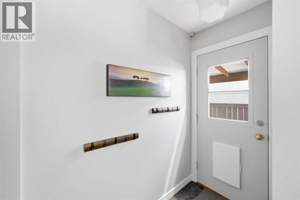 Single Family House 4 Level for Sale in  Berkley Crescent NW Beddington Heights Calgary 